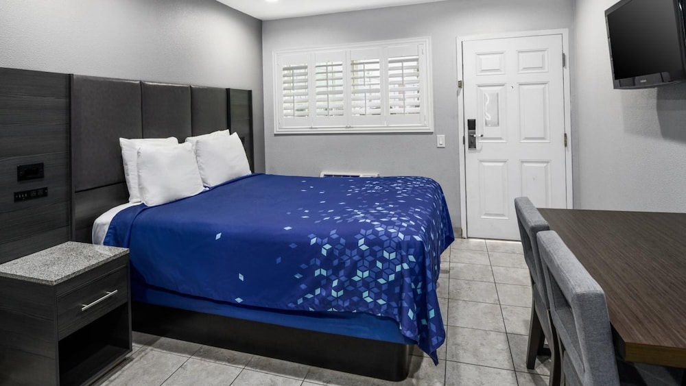 ROOM, QUEEN BED