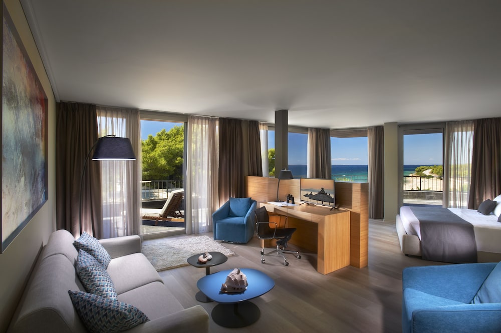 Blue Dolphin Hotel 40/44