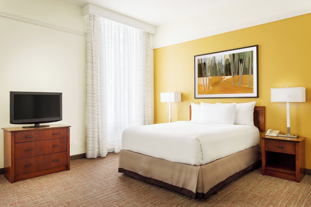 Studio, Queen Bed, Sofa