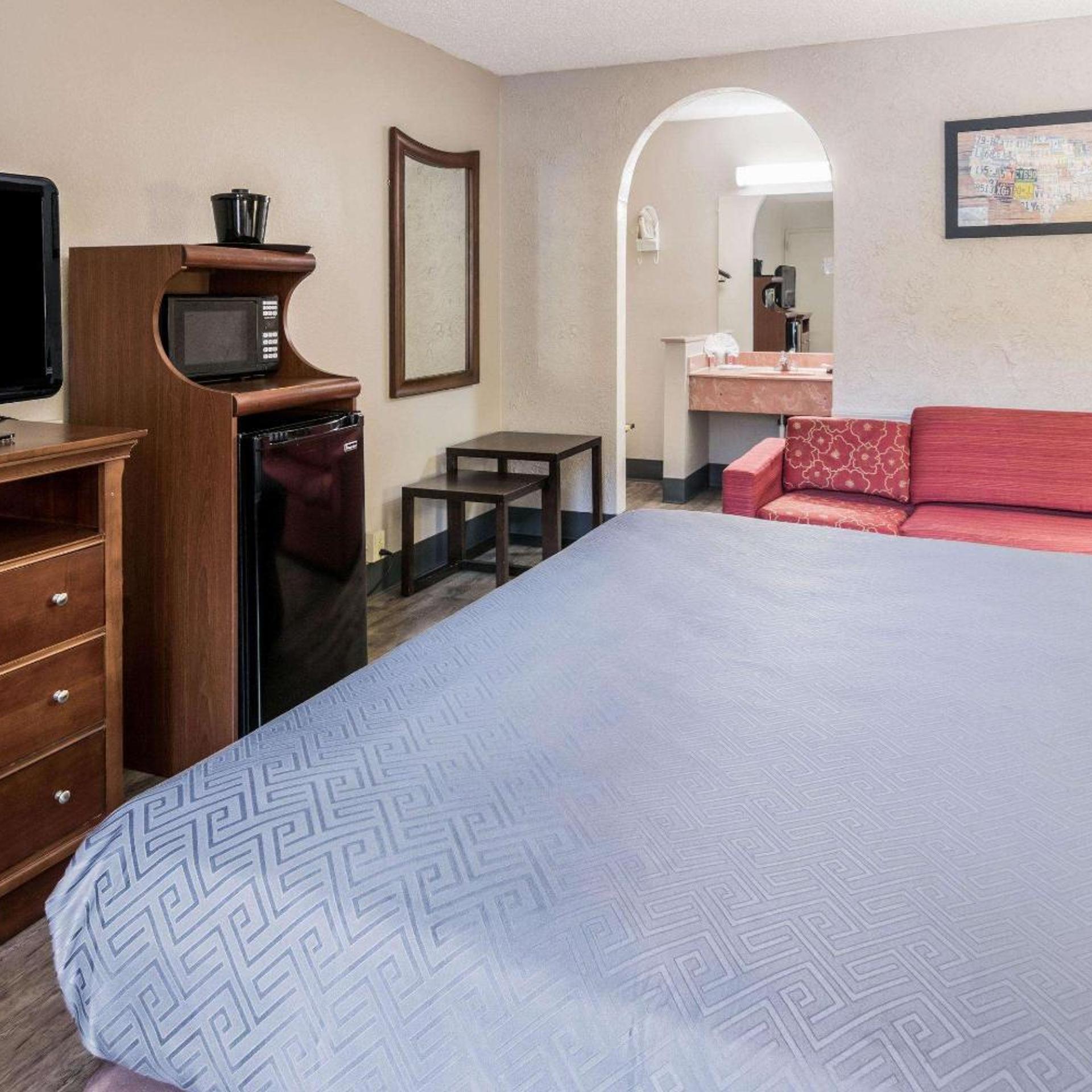 غرفة بسرير كينج مع أريكة، Econo Lodge Gainesville Downtown Area 4/8
