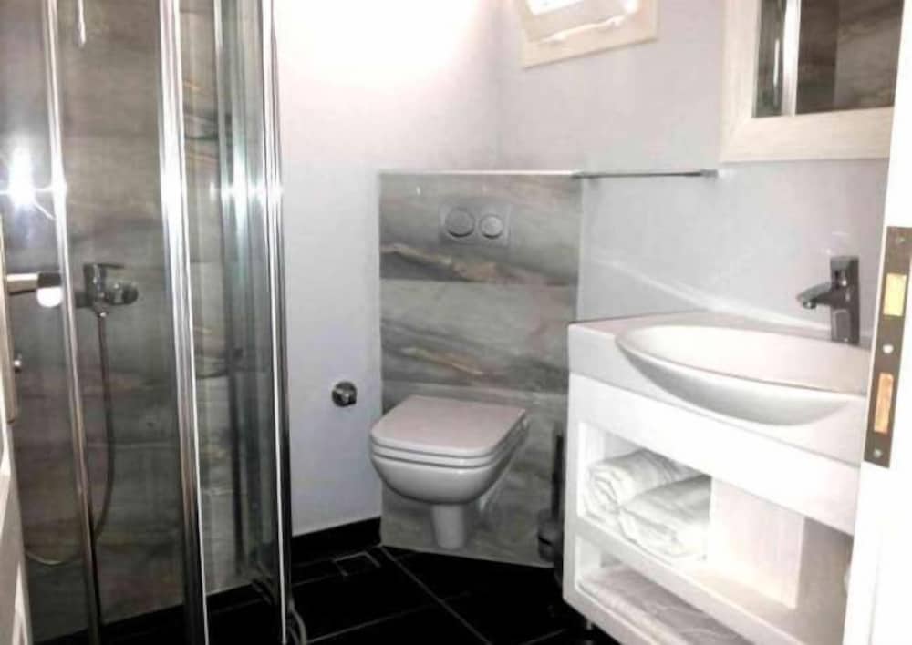ROOM, TWIN BEDS