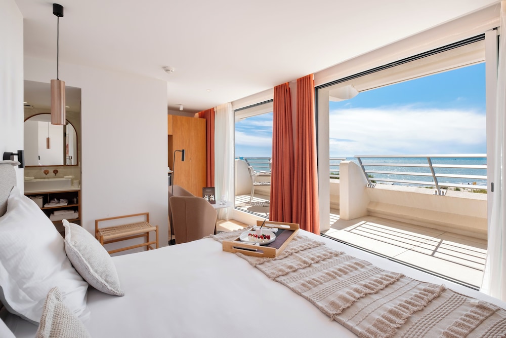 Junior Suite, Queen Bed, Sea View, Balcony