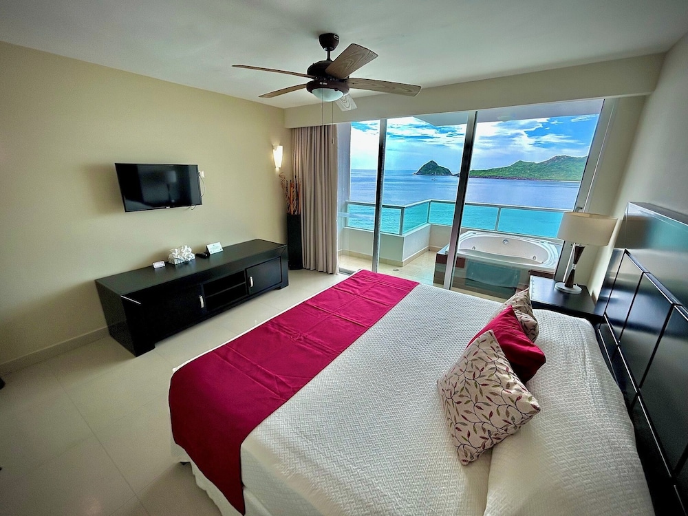 Suites Las Flores Beach Mazatlan 11/50