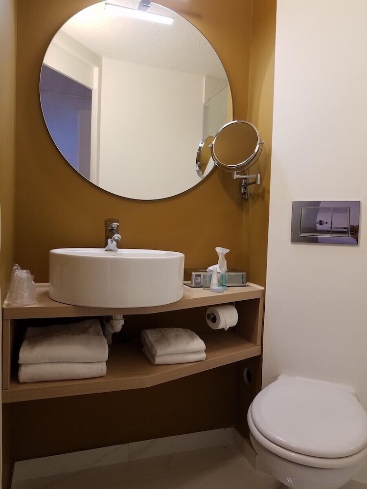 Brit Hotel Marseille Airport 49/50