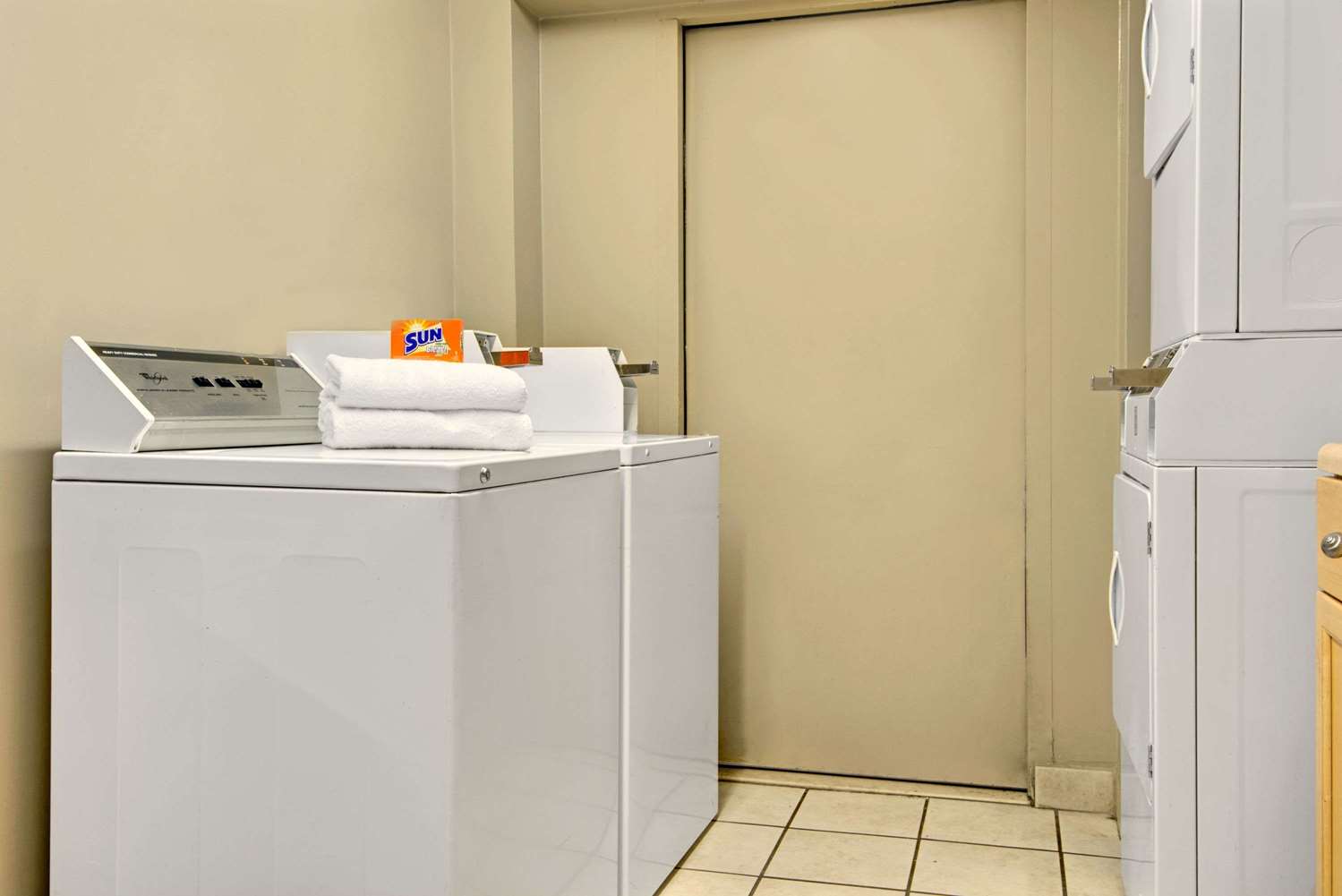 Super 8 By Wyndham Stamford/New York City Area 24/24