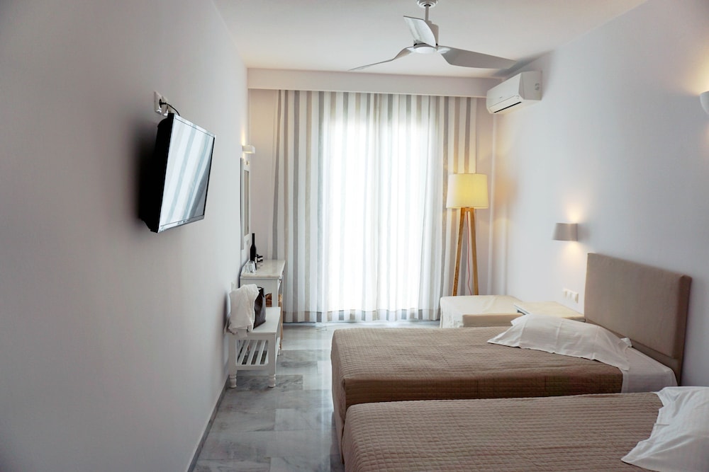 Polos Hotel Paros 42/90