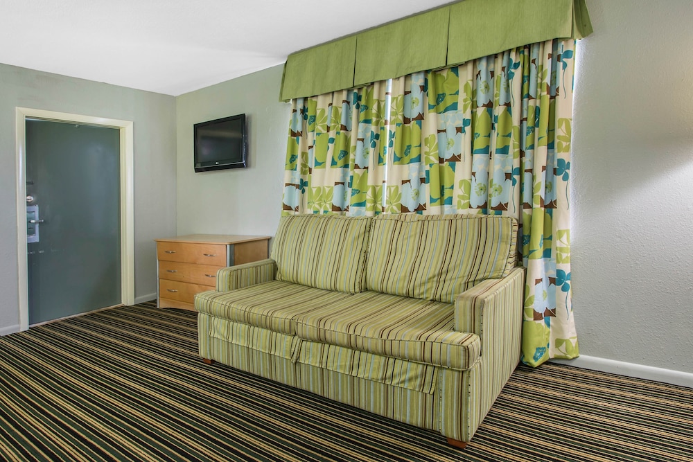 Rodeway Inn & Suites Winter Haven Chain of Lakes 25/35