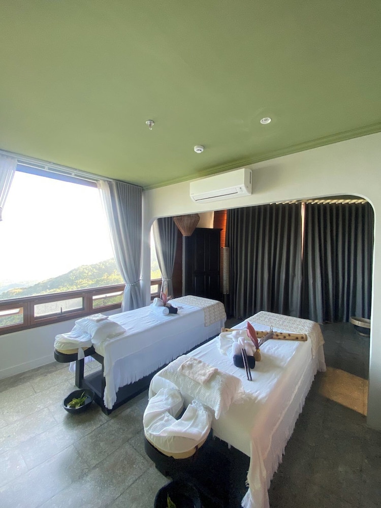 Alta D Tagaytay 12/55