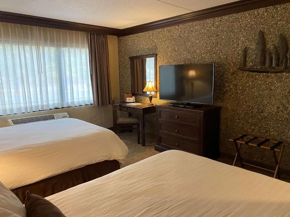 Fourwinds Lakeside Inn Marina 7/48