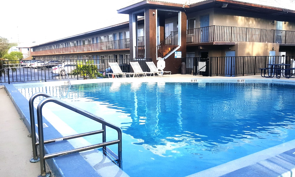 Red Roof Inn Kissimmee, FL 3/37