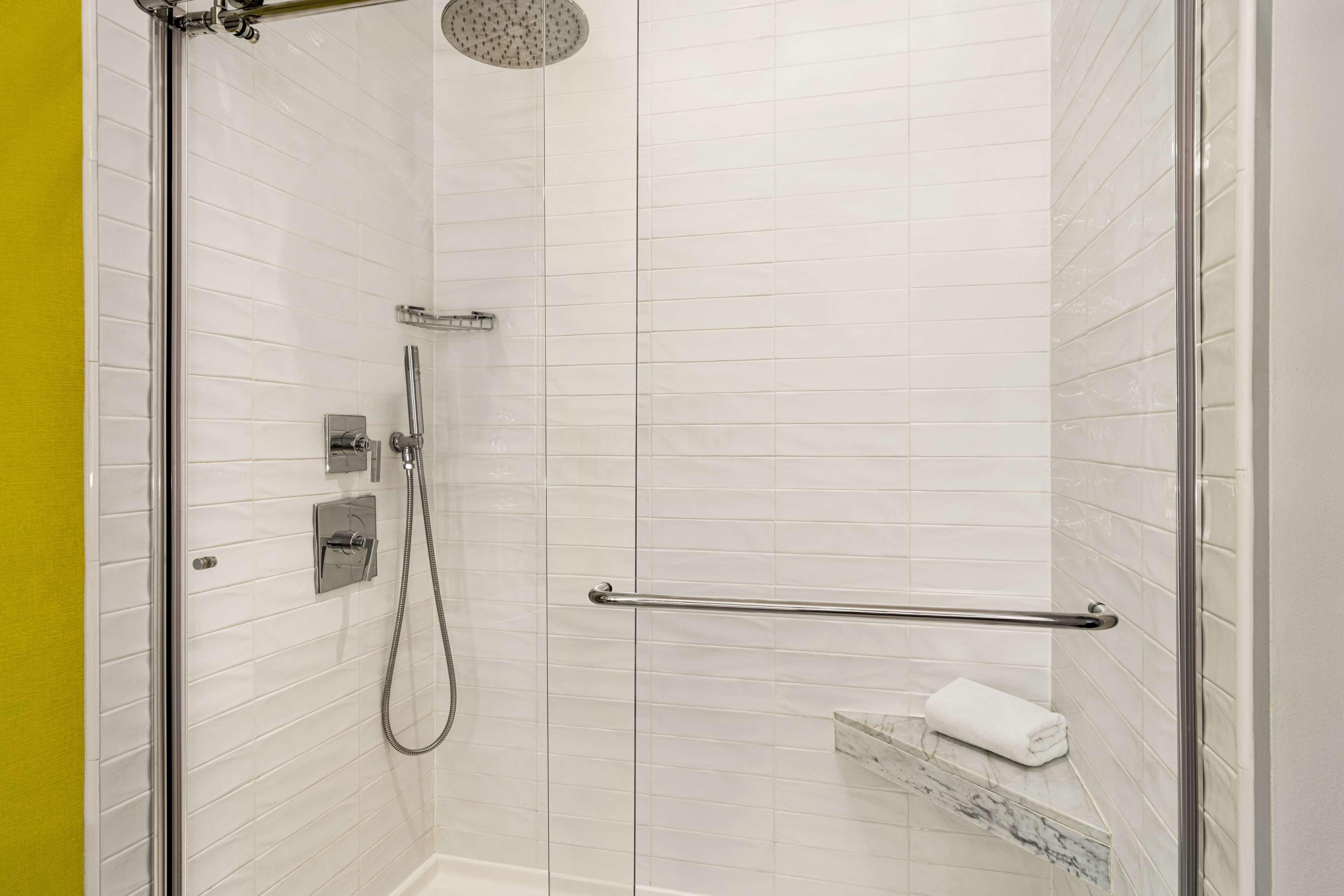 Room, 2 Queen Beds, Partial Water or Skyline View، Hilton Motif Seattle 8/8