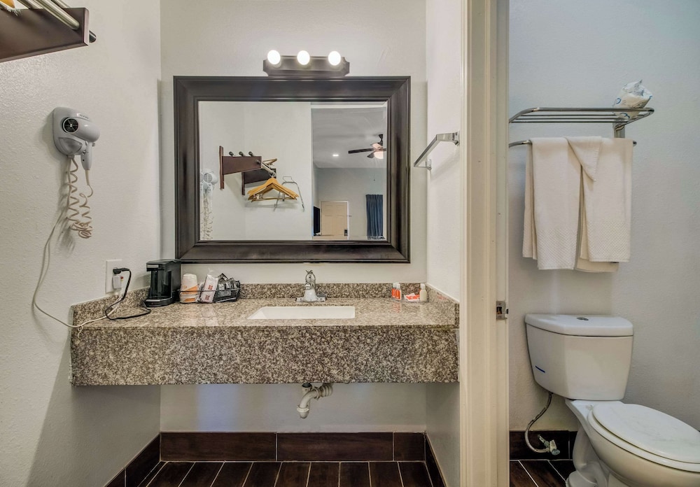 Econo Lodge Inn & Suites Fulton Rockport 35/41
