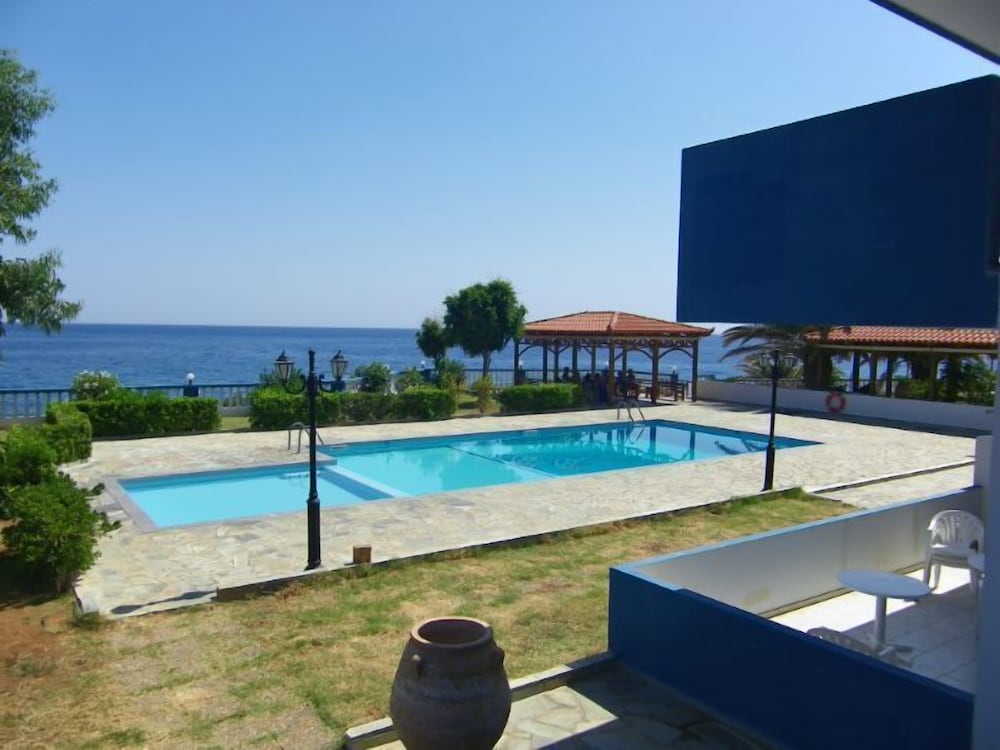 Cypriana Apartments 26/30