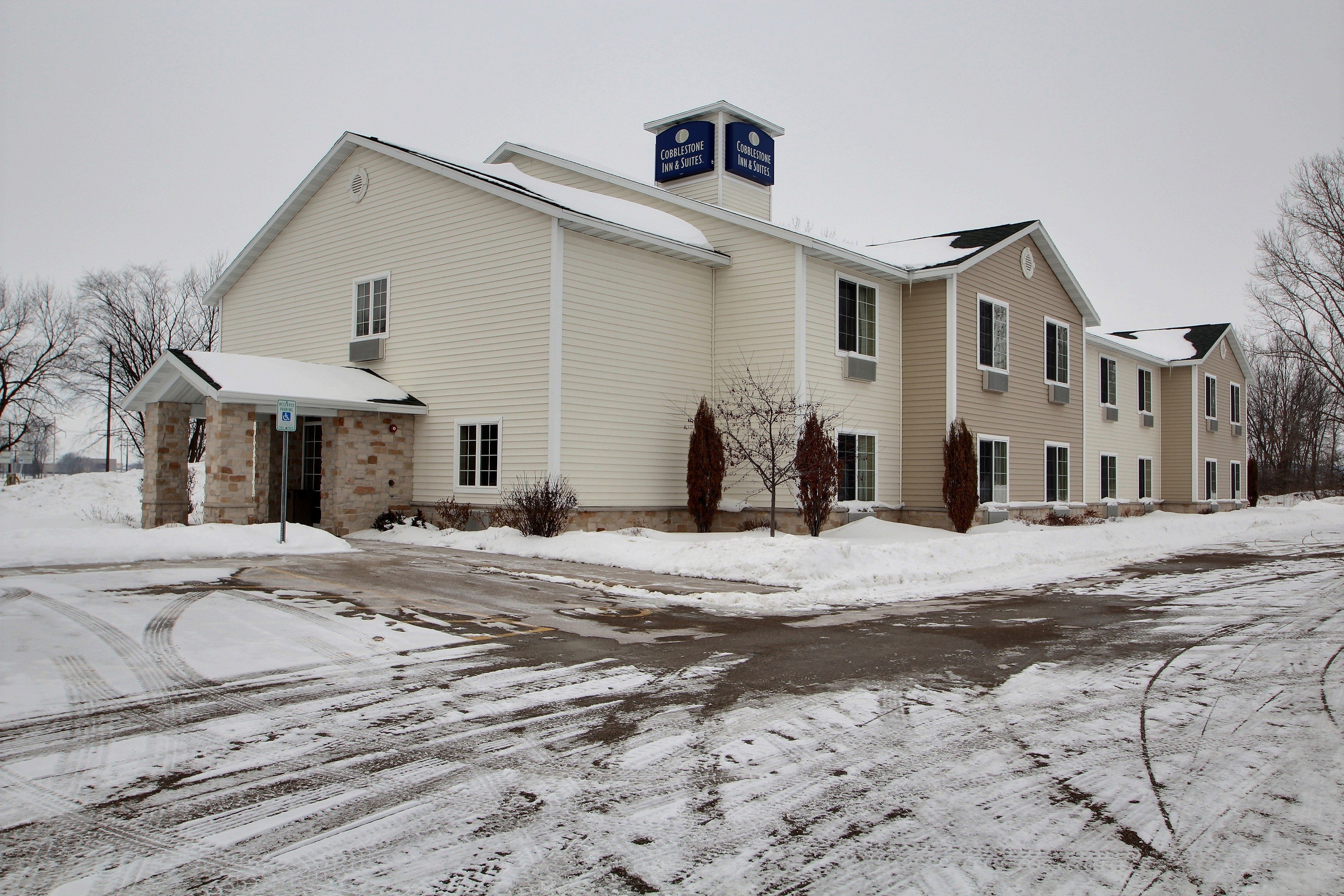 Cobblestone Inn & Suites -- Brillion, WI 38/40
