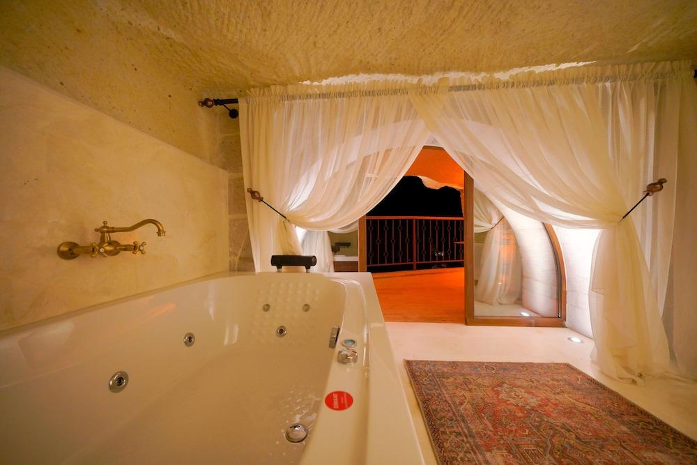 غرفة حصرية بسرير كينج وسرير كوين، FAIRYLAND CAVE HOTEL 2/2