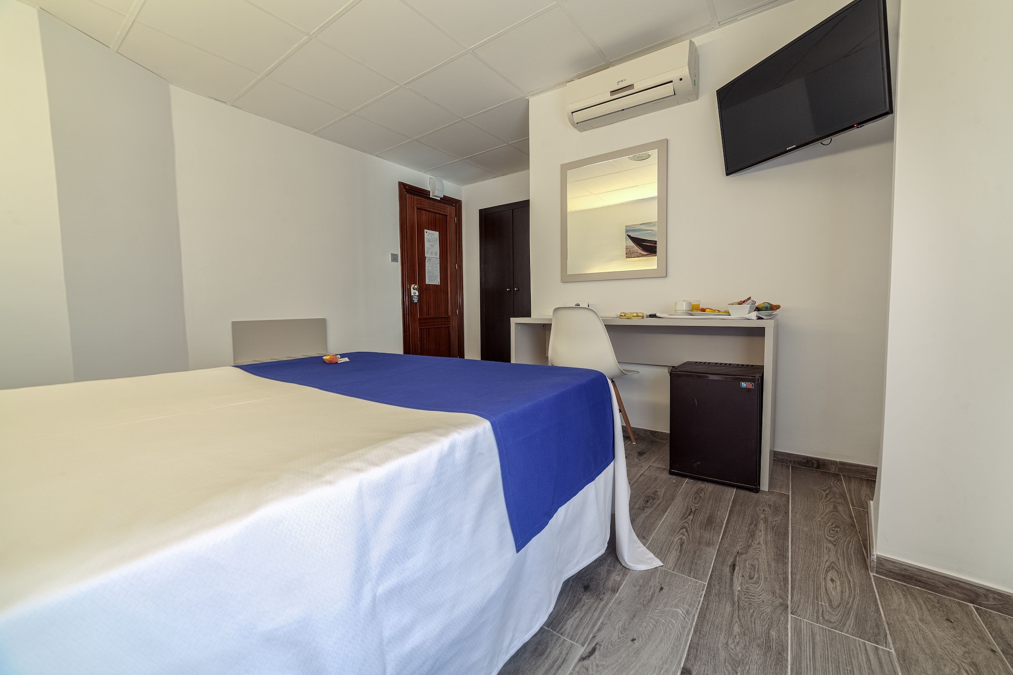 ROOM, SINGLE