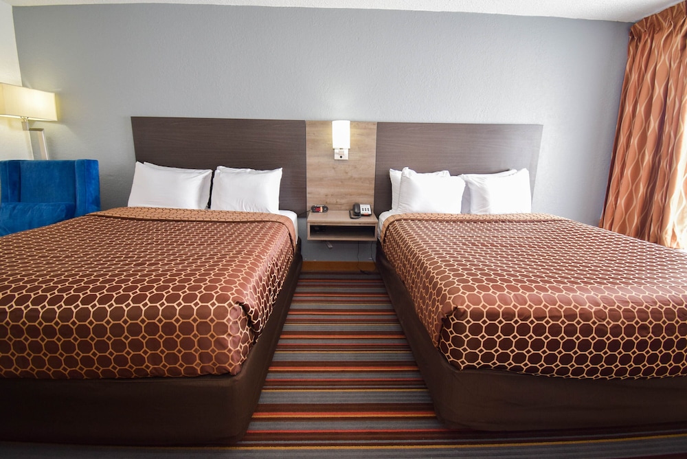 Efficiency, Basic, 2 Queen Beds، Quality Inn and Suites Sulphur Springs TX 2/4