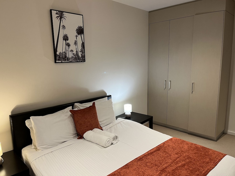 BUSINESS, APARTMENT