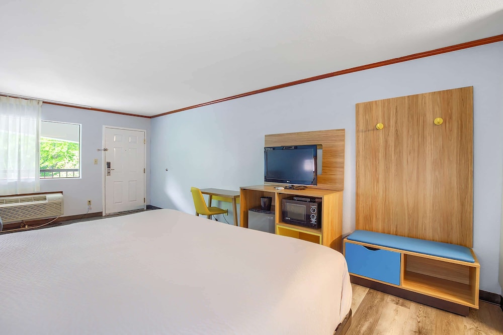 Days Inn by Wyndham Foley 7/33