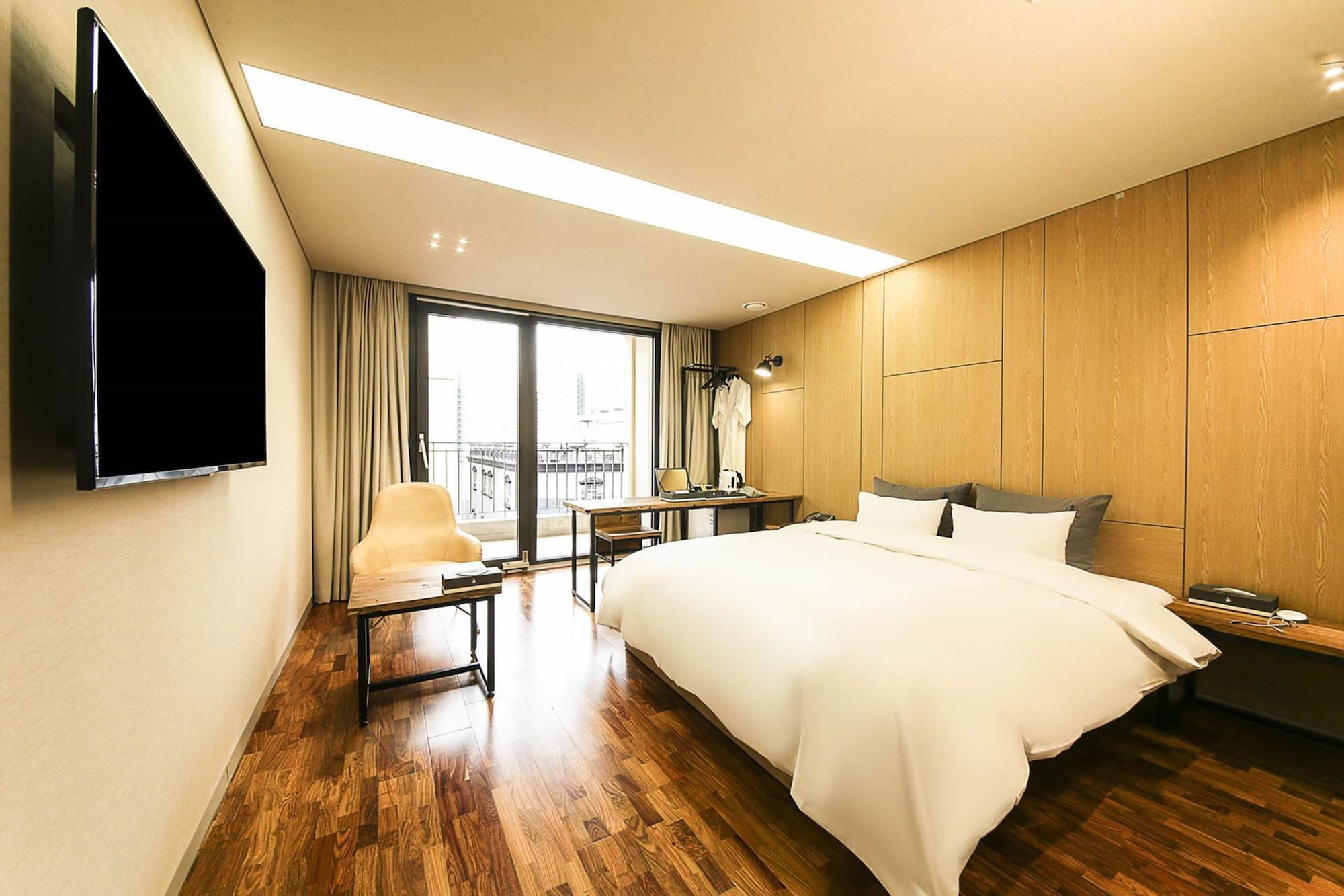DELUXE, DOUBLE BED