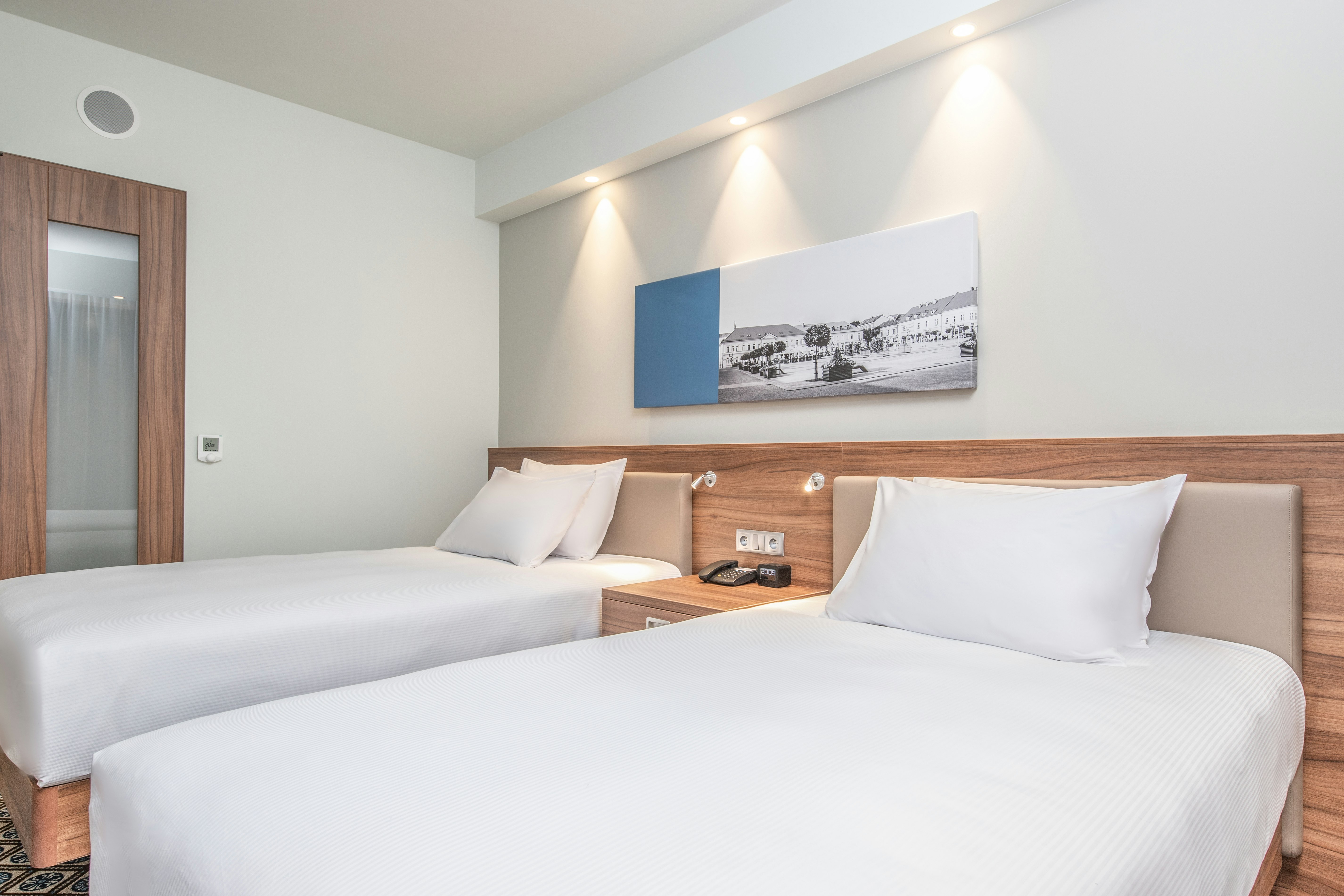 غرفة بسريرين منفصلين