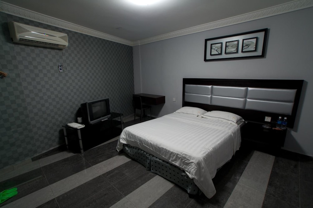 T Hotel 24/47