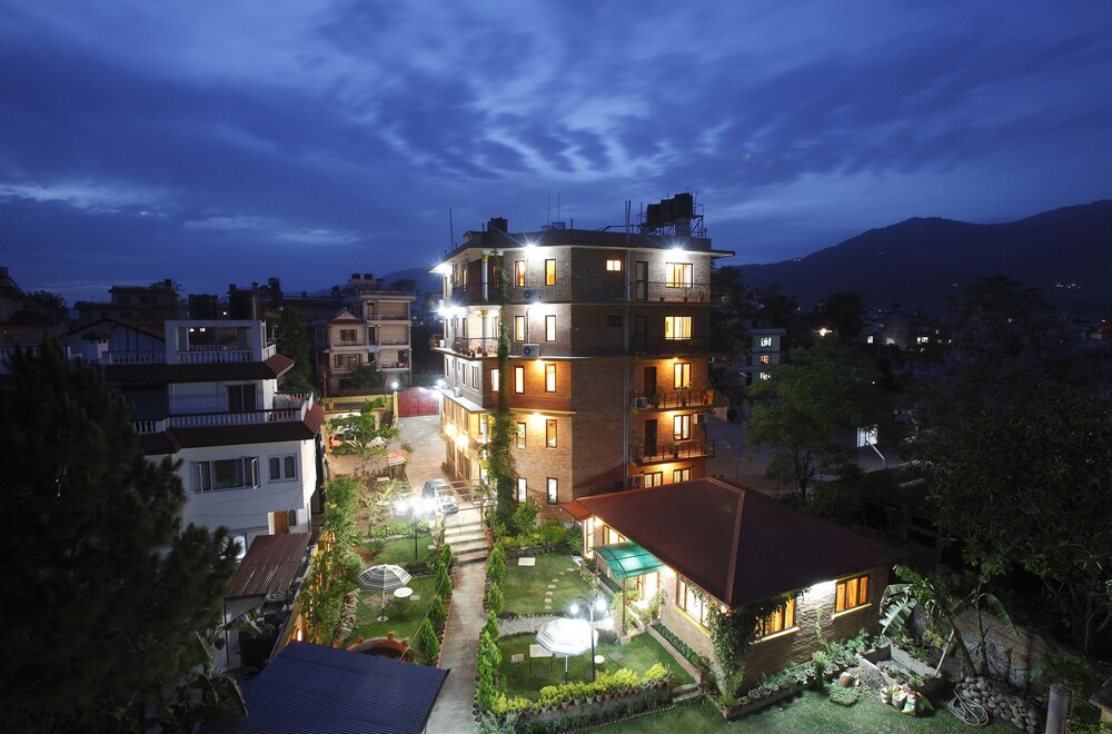 Royal Astoria Hotel 4/35