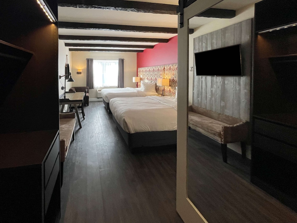 The Century House Ascend Hotel Collection 18/40