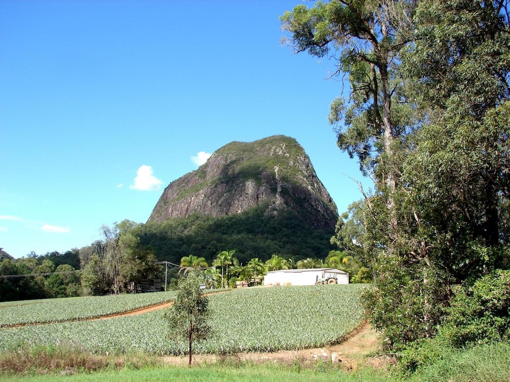 GLASS HOUSE MOUNTAINS ECOLODGE 32/34