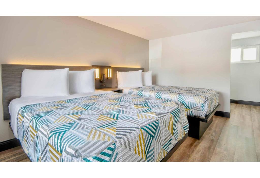 2 Full Beds - Non-Smoking, Kitchen، Studio6 Eureka, CA - Old Town 2/10