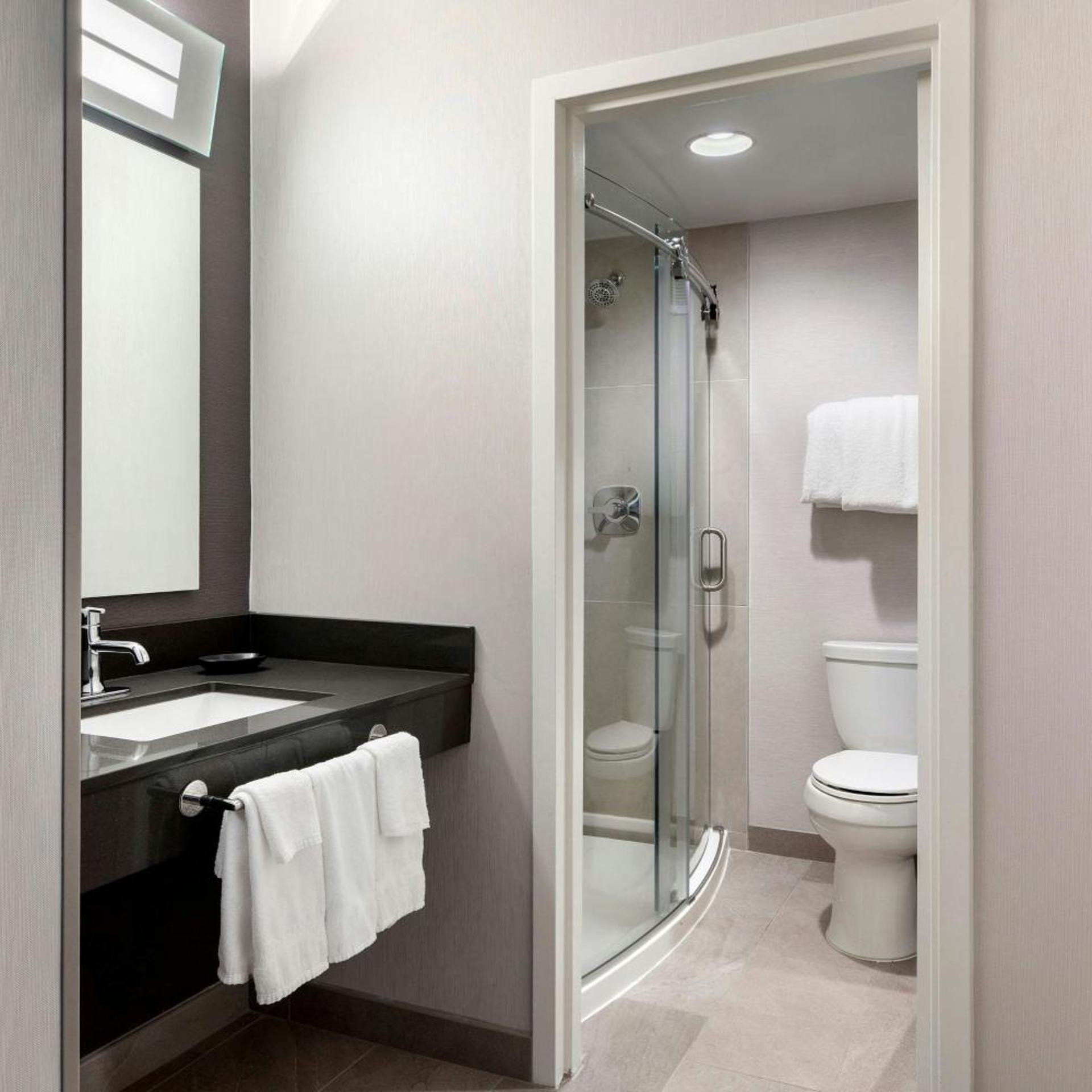 1 Bedroom, Renovated, 2 Rooms, Suite, 2 Queen Beds, Sofa، Courtyard Pittsburgh Airport 7/9