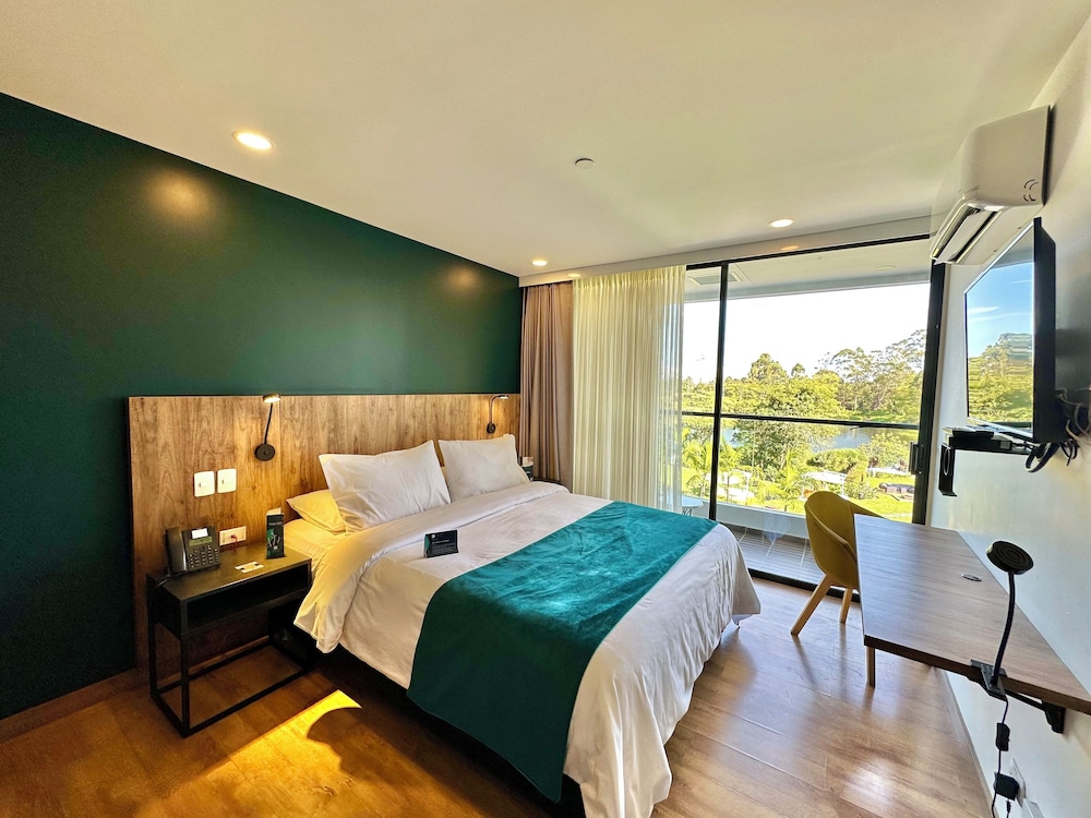Superior, Queen Bed, Lake View