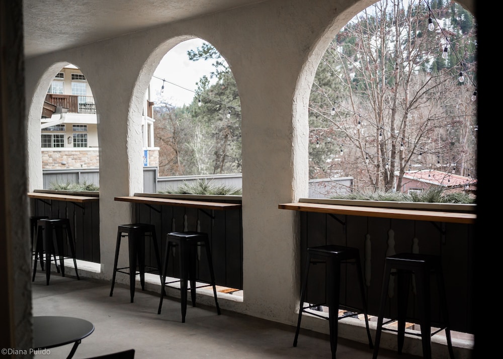 LOGE Leavenworth Downtown 38/50