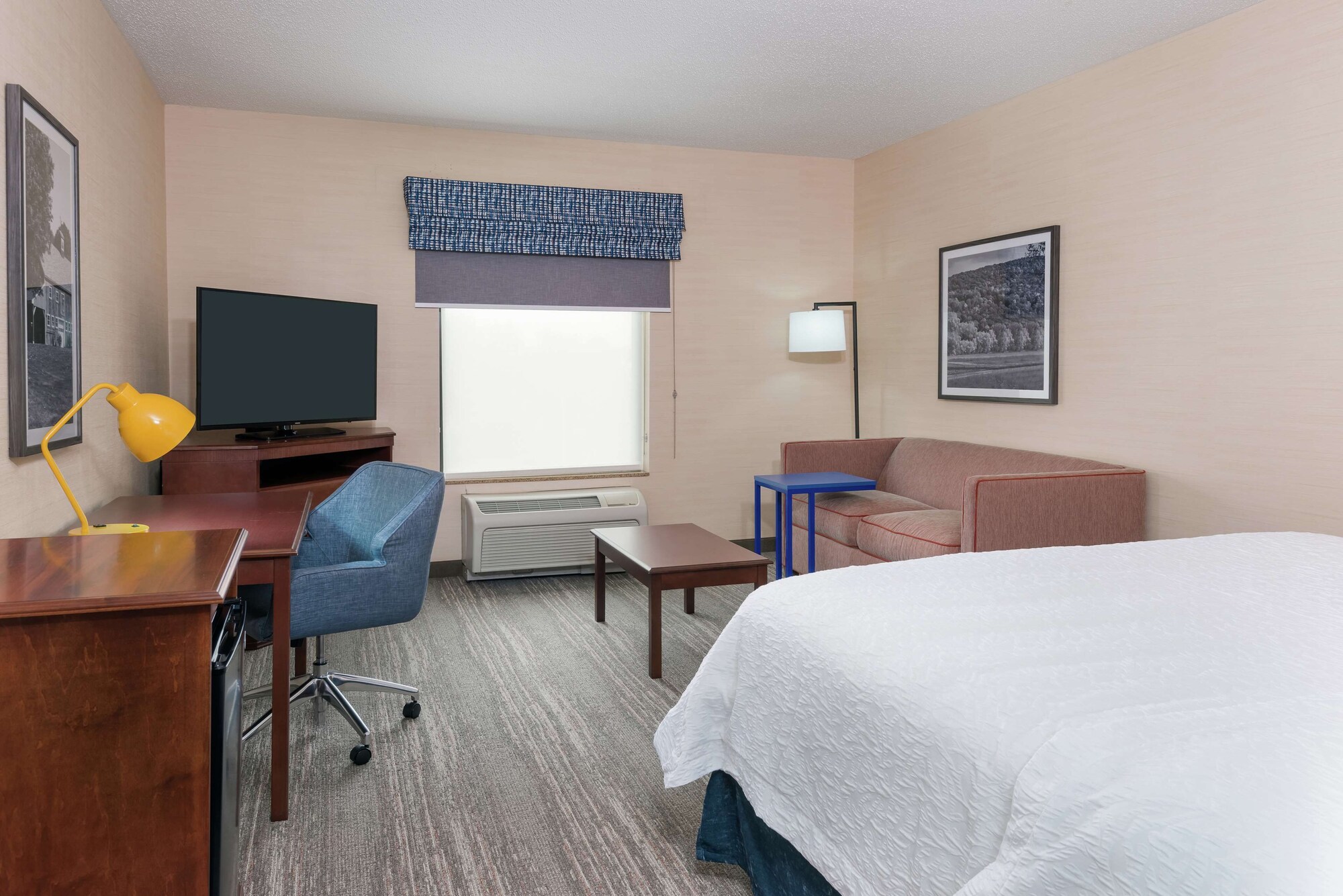 غرفة بسرير كينج مع أريكة، Hampton Inn Springfield South Enfield 2/3