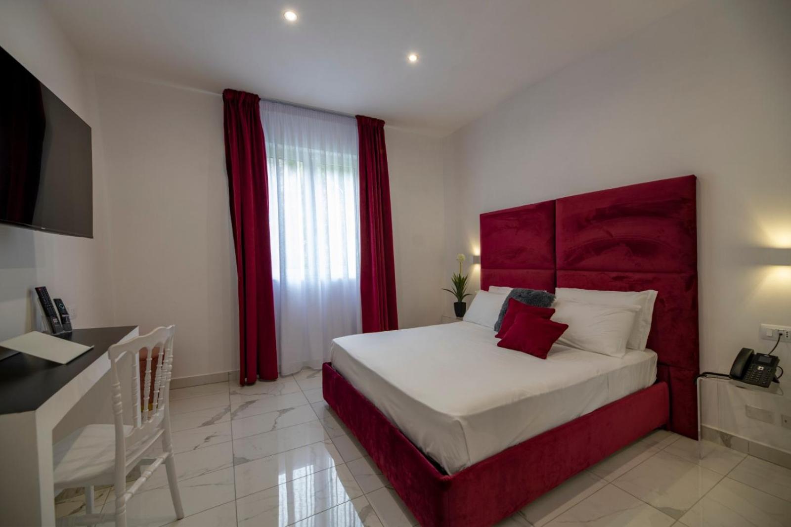Room at Grand Hotel Serapide, POZZUOLI