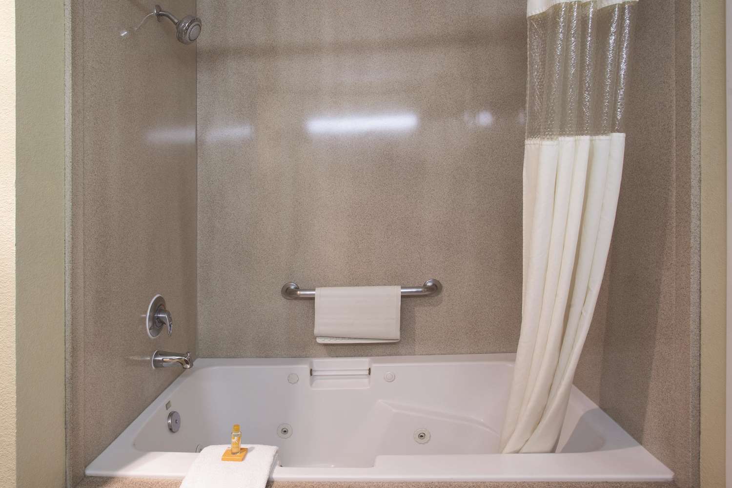 La Quinta Inn & Suites by Wyndham Albuquerque Midtown 57/57