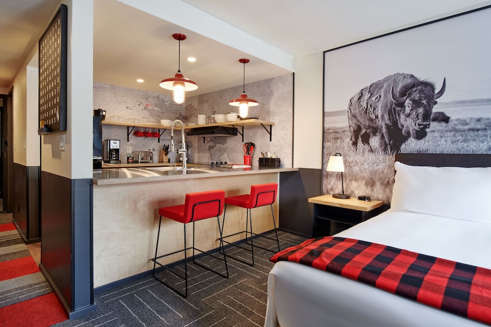Mountain Modern Motel 48/72