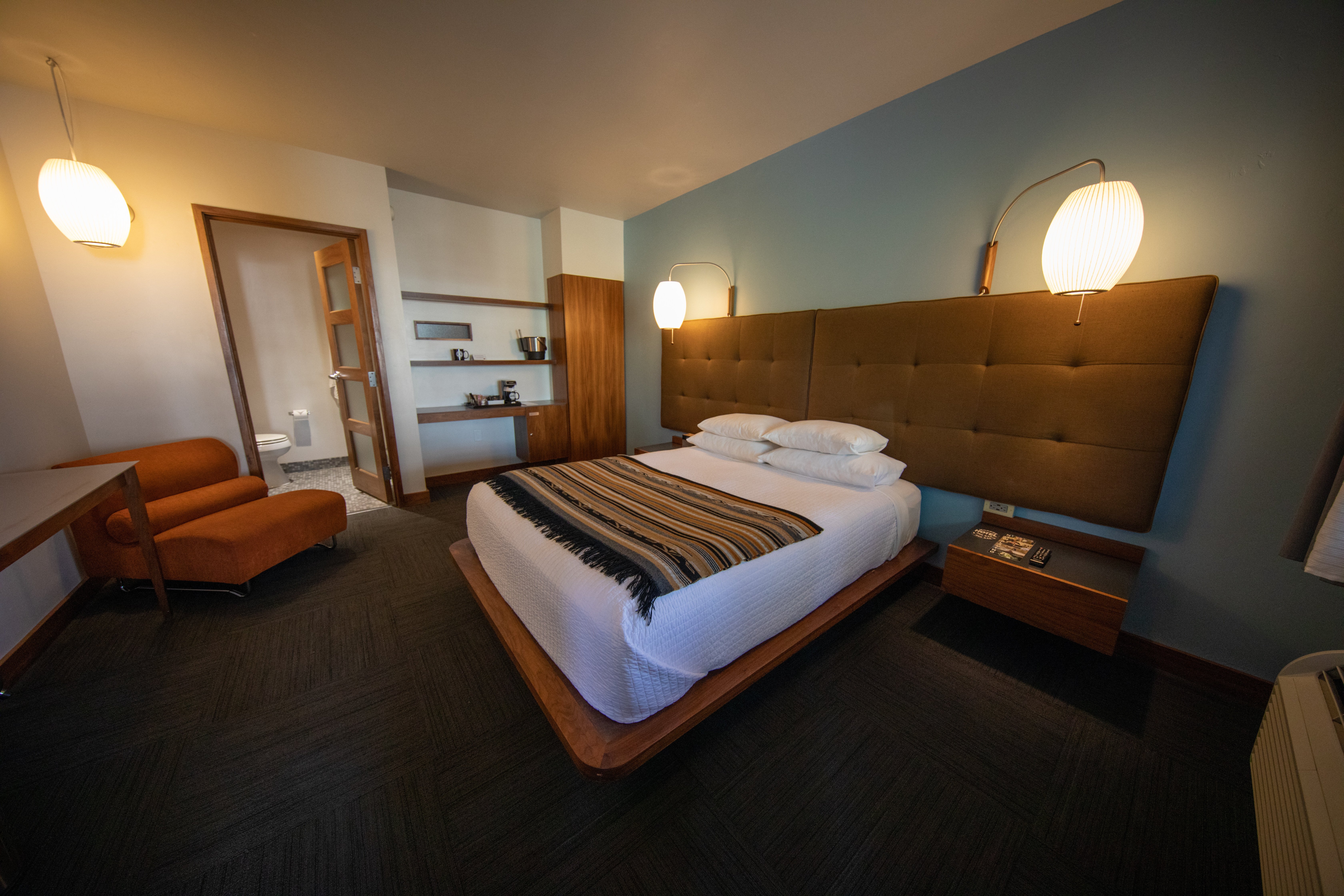 Modern Hotel And Bar 10/48