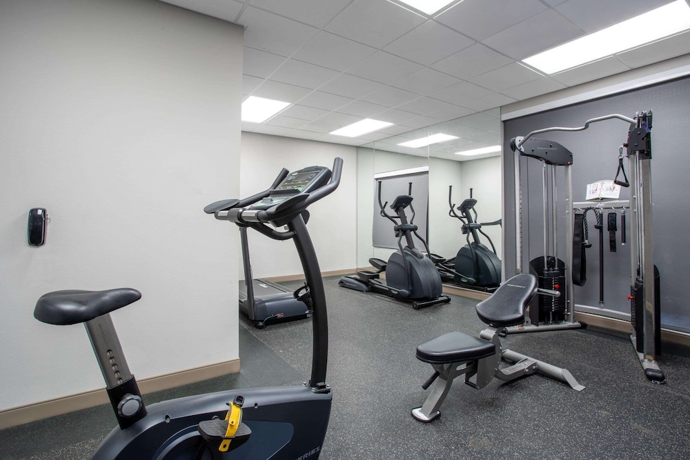 Hawthorn Suites by Wyndham Loveland 20/43