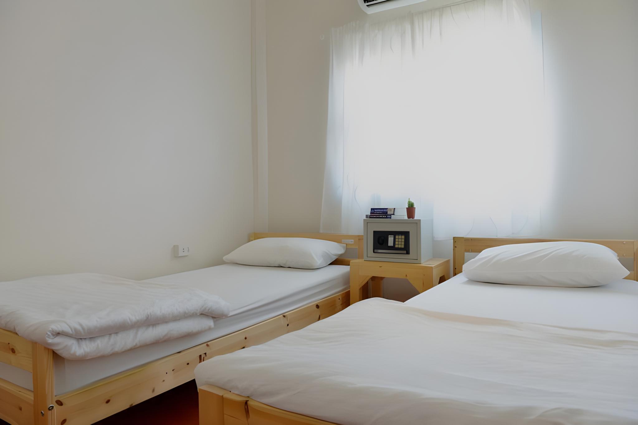ROOM, TWIN BEDS, SHARED BATHROOM