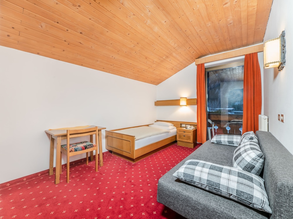 HOTEL PONTIVES 63/68