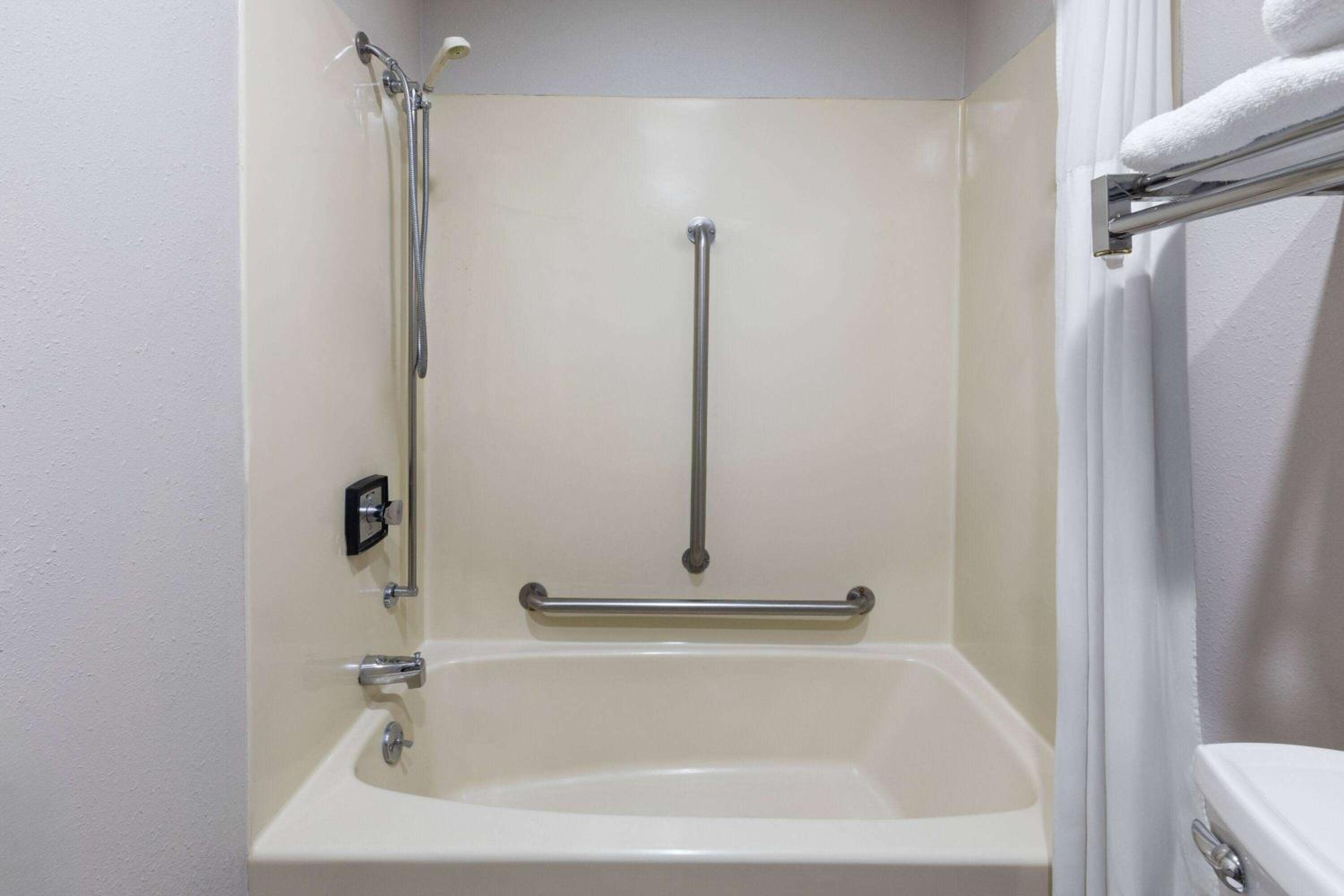 غرفة بسرير كينج بحوض استحمام لذوي الإعاقة، Days Inn by Wyndham Hutchinson 7/9