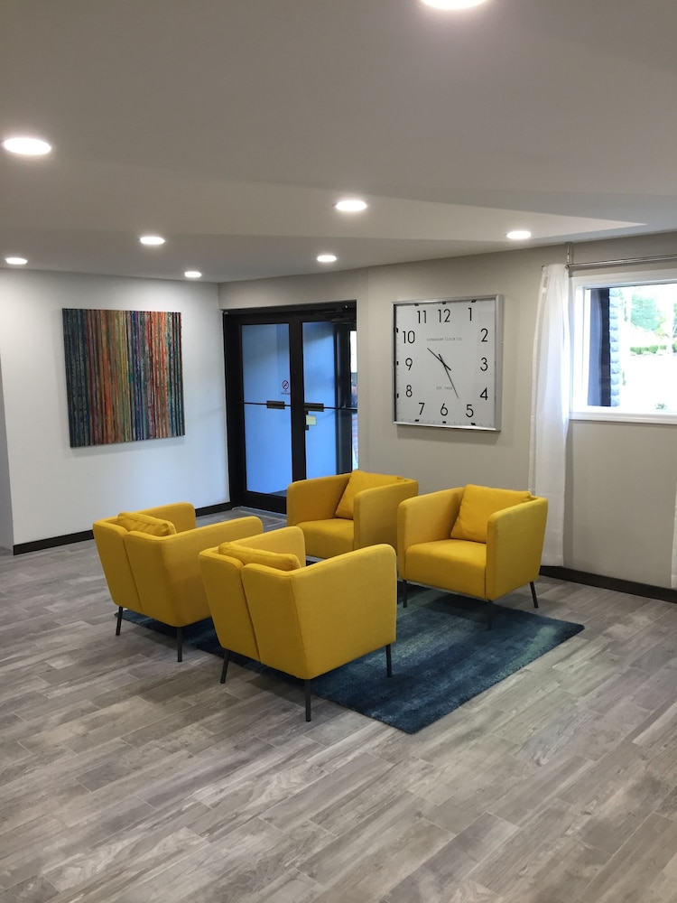 Days Inn & Suites By Wyndham Cincinnati North 20/32