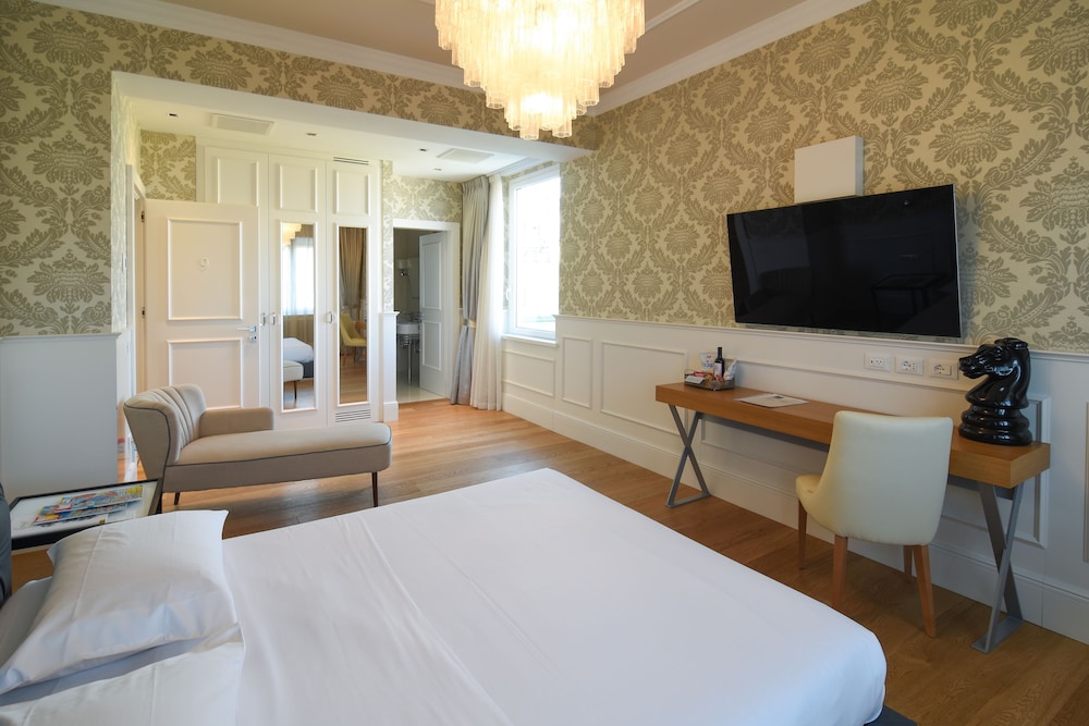 SUPERIOR, DOUBLE BED, CITY VIEW, BALCONY