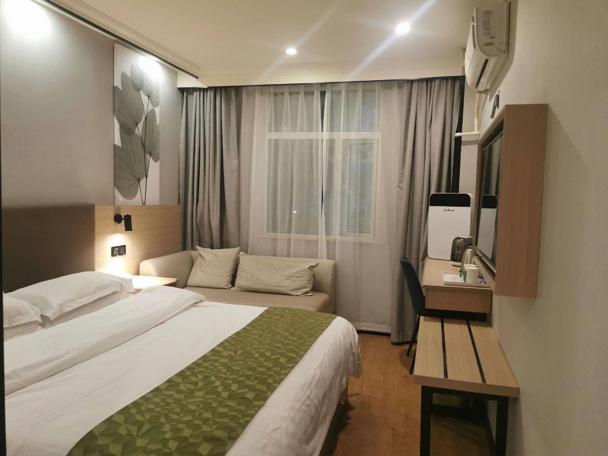 GUEST ROOM, DOUBLE BED, NO WINDOW
