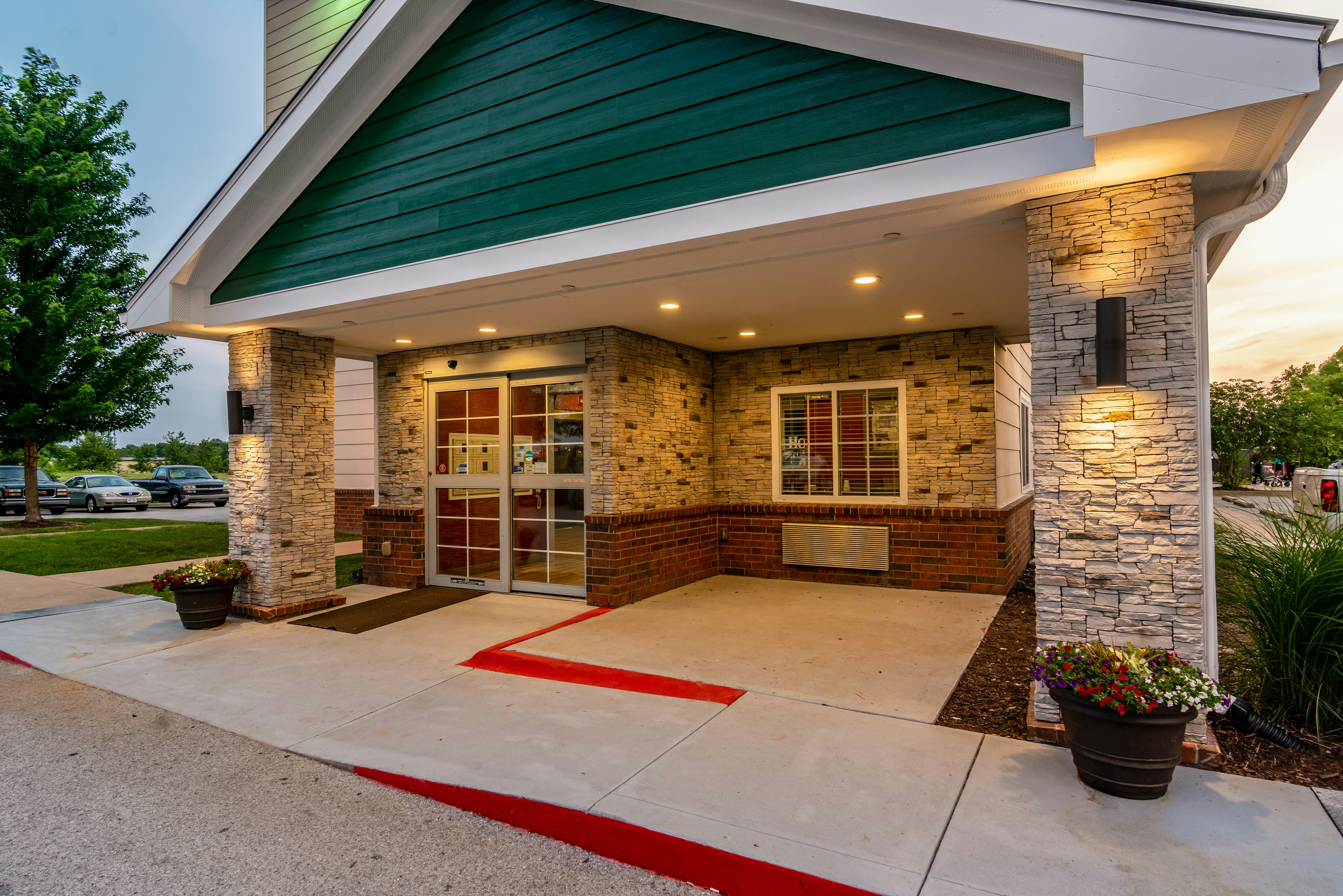 HomeTowne Studios & Suites Bentonville 14/14