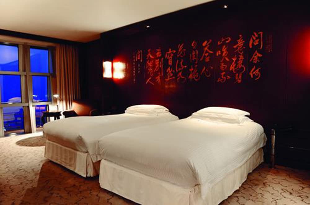 غرفة بسريرين منفصلين مع دخول صالة النادي، GRAND HYATT SHANGHAI 4/5