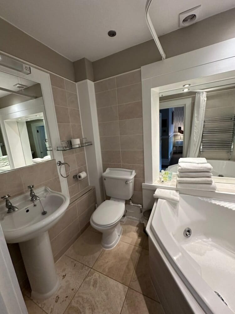 Langtry Manor Hotel 44/47