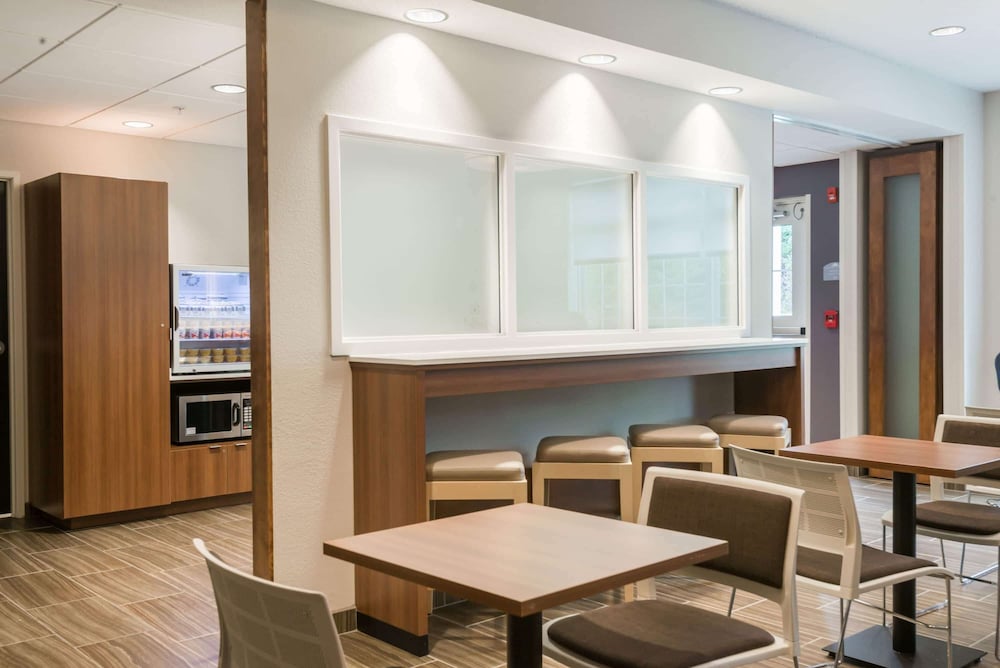 Microtel Inn and Suites By Wyndham Altoona 13/27