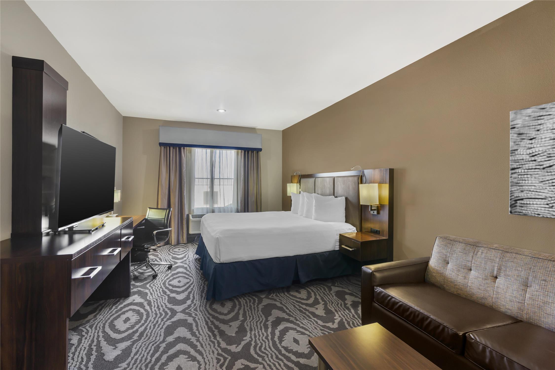 جناح بسرير كينج مع أريكة، Best Western Plus Williston Hotel & Suites 4/8